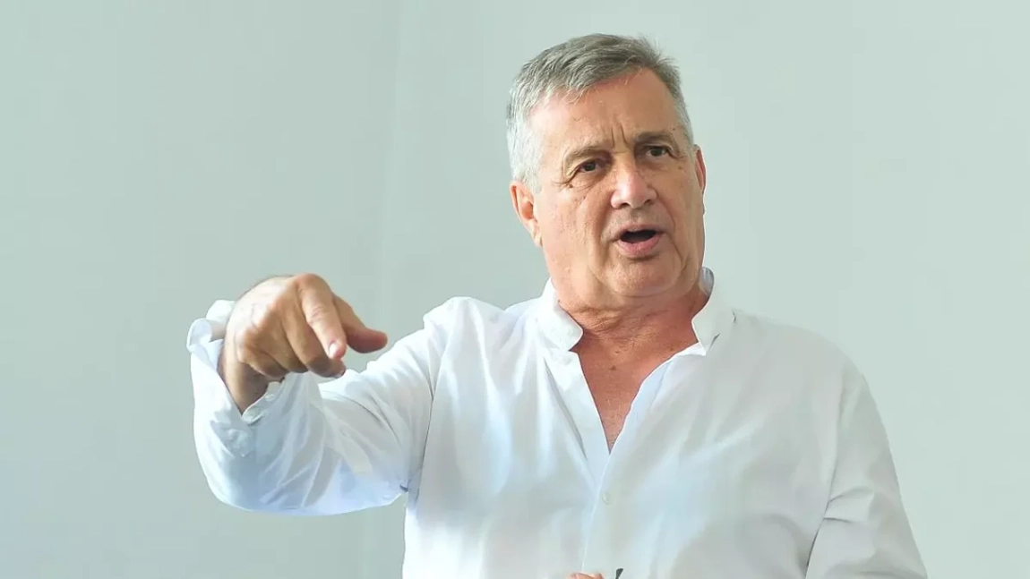 Cum arată casa lui Mircea Dinescu de la Cetate. Cât trebuie să scoți din buzunar ca să dormi aici o noapte