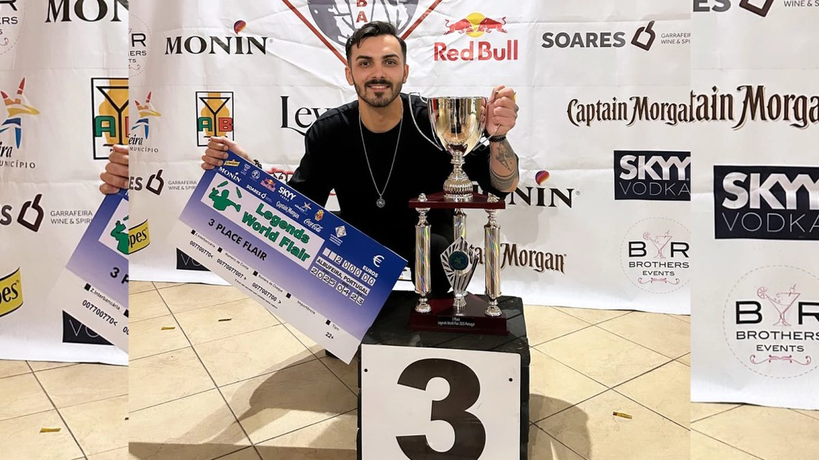 Ieșeanul Narcis Dulgheriu a fost desemnat unul dintre cei mai buni barmani din lume. Tânărul a făcut spectacol la campionatul mondial din Portugalia