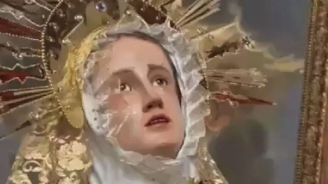 O statuie a Fecioarei Maria a lăcrimat înainte de moartea Papei Francisc! Filmarea, realizată în Vinerea Mare, a devenit virală