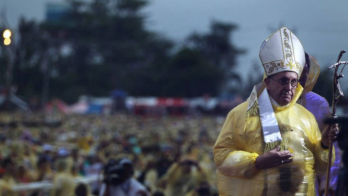 Papa în mijlocul furtunii. Francisc a sfidat taifunul pentru a-i onora pe morții din Filipine