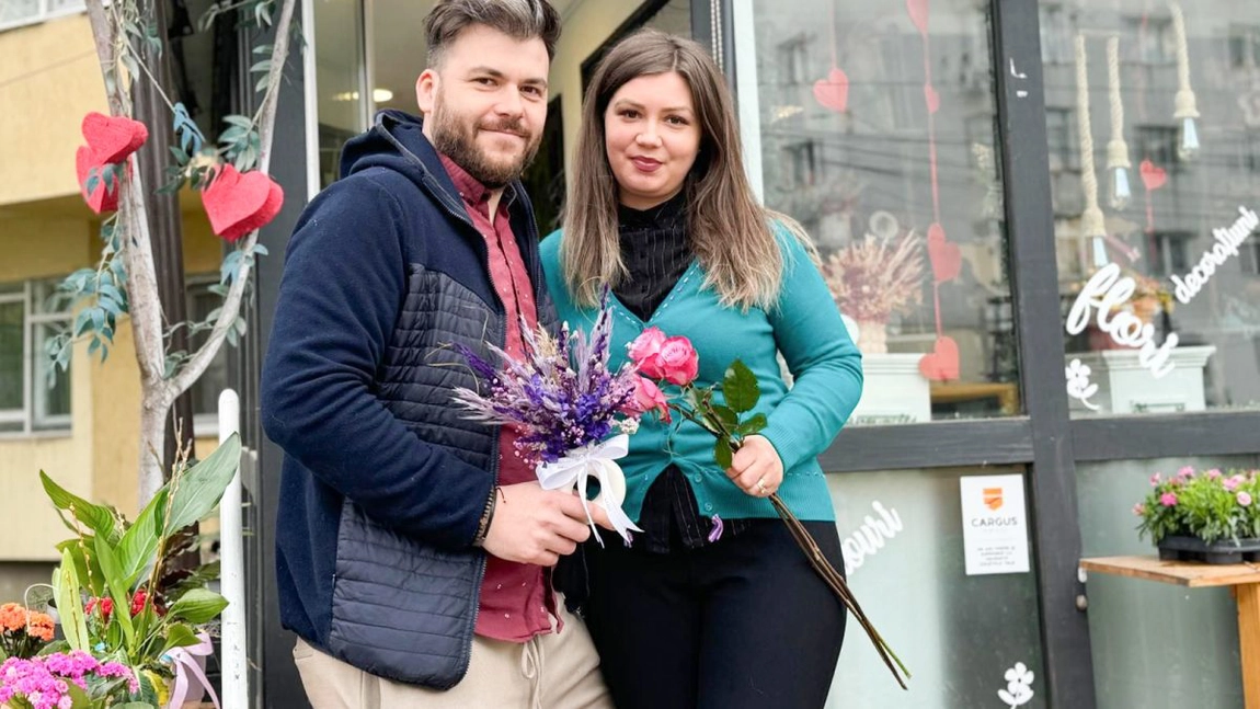 Roxana și Bogdănel au crezut că vor realiza jucării din lemn, dar au ajuns să creeze o varietate de cadouri personalizate, pe care le expun într-o florărie din Canta
