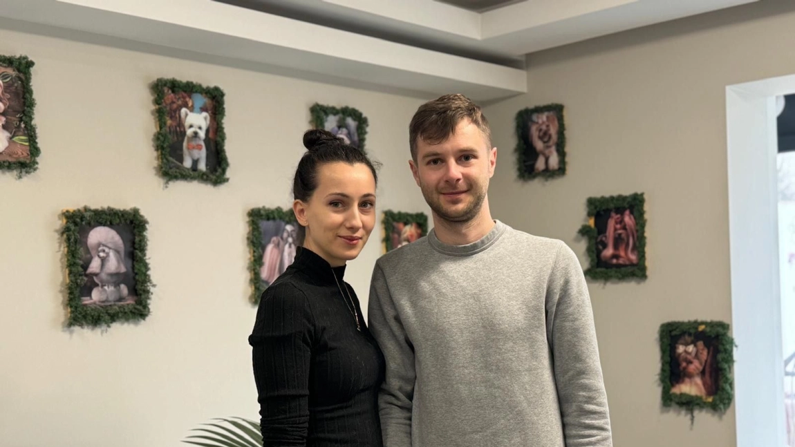 Tudor și Gabriela sunt doi medici veterinari care și-au deschis o afacere dedicată câinilor și pisicilor. Numele este inspirat din Grecia Antică