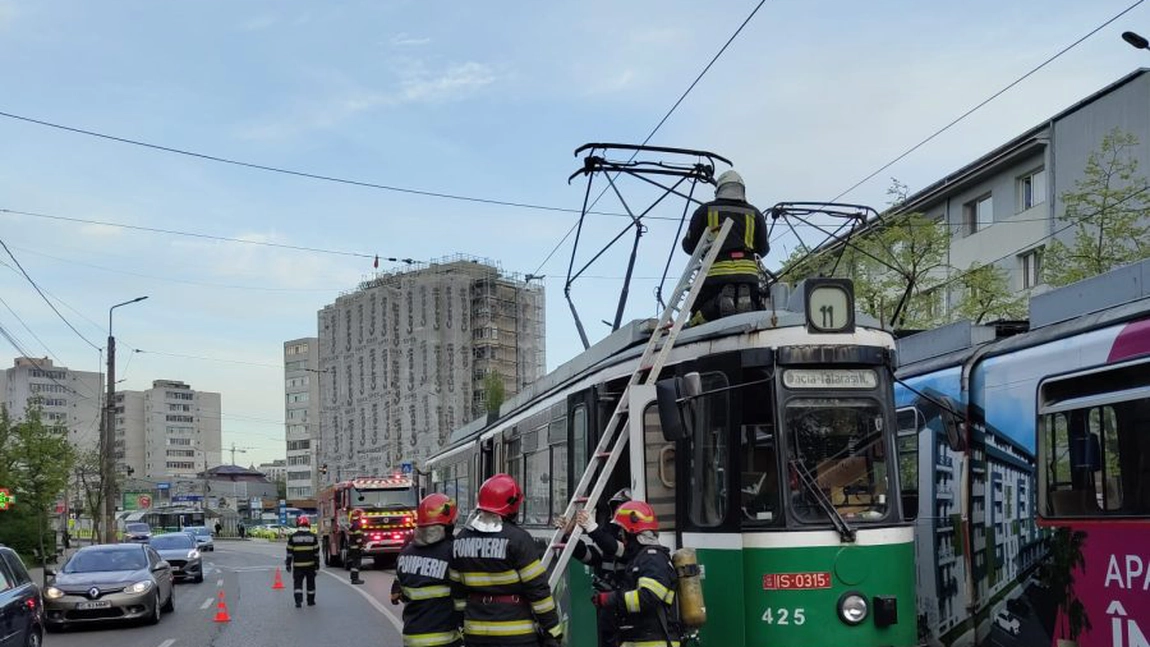 Incendiu în municipiul Iași! Un tramvai a fost cuprins de flăcări