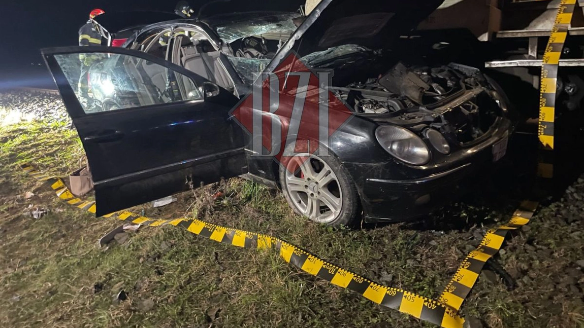 Imagini de la locul tragediei! Iată cum arată un Mercedes după ce a fost izbit de tren la Podu Iloaiei -  FOTO, EXCLUSIV