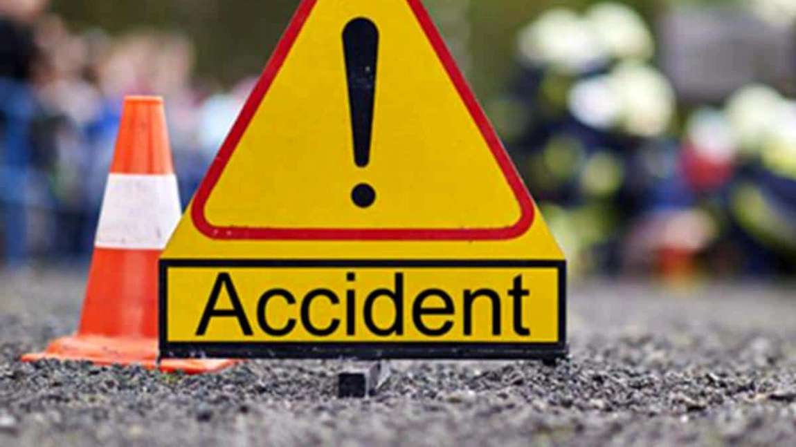 Accident rutier în Voinești. Un camion care transporta butelii s-a răsturnat