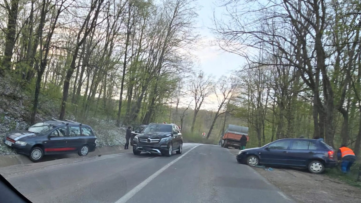 Accident rutier în satul Bordea. Trei autoturisme au fost implicate
