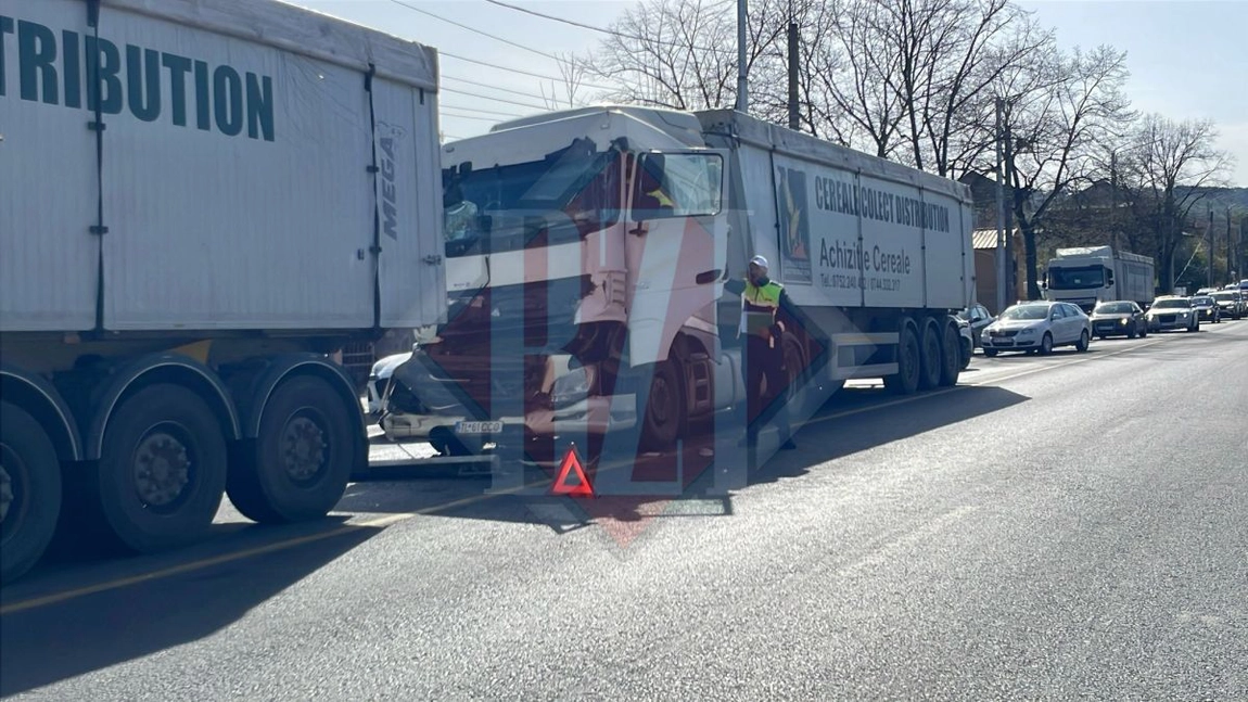 Accident rutier în Bucium! Două TIR-uri cu cereale au fost implicate. O persoană a fost rănită  - UPDATE
