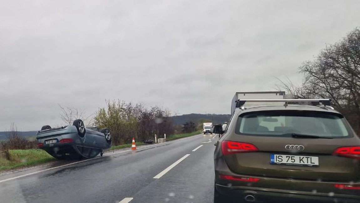 Accident rutier la Moțca. Un autoturism s-a răsturnat