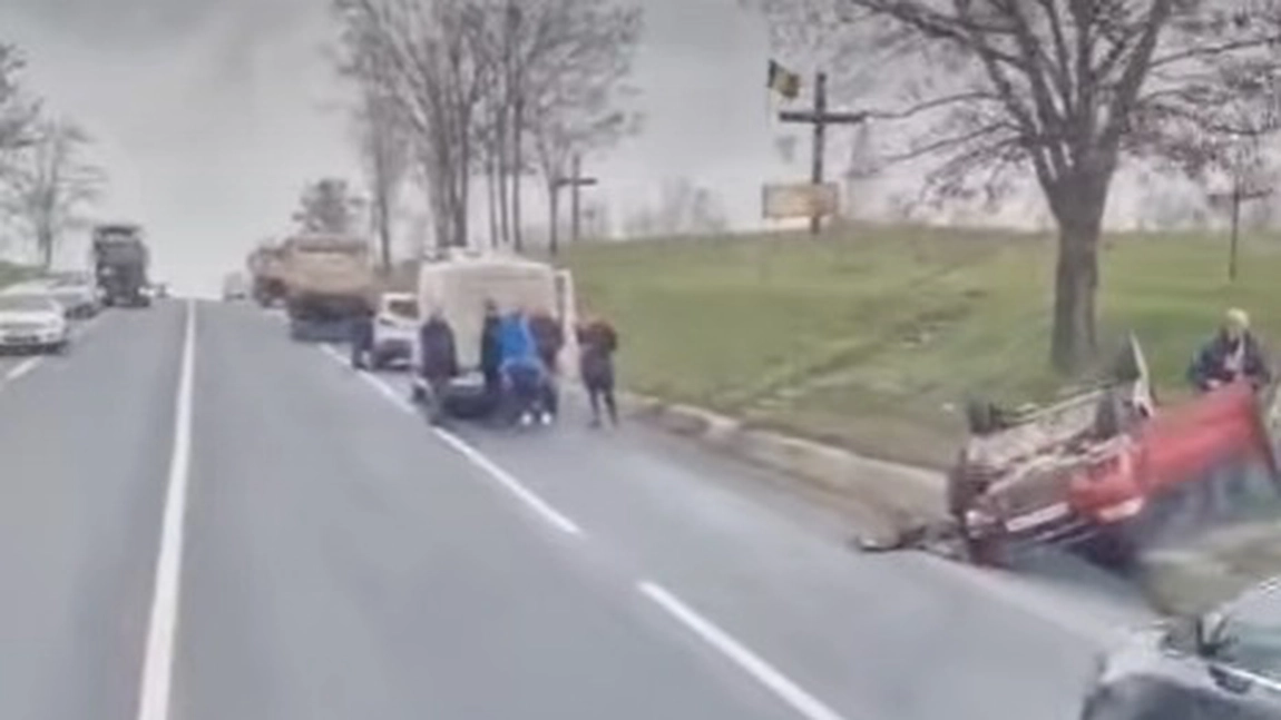 Accident rutier la ieșire din județul Iași. Un autoturism s-a răsturnat