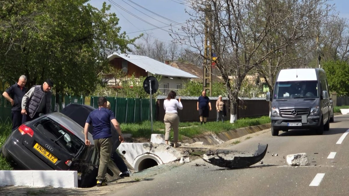 Accident rutier la limita județului Iași. Un autoturism a intrat într-un cap de pod