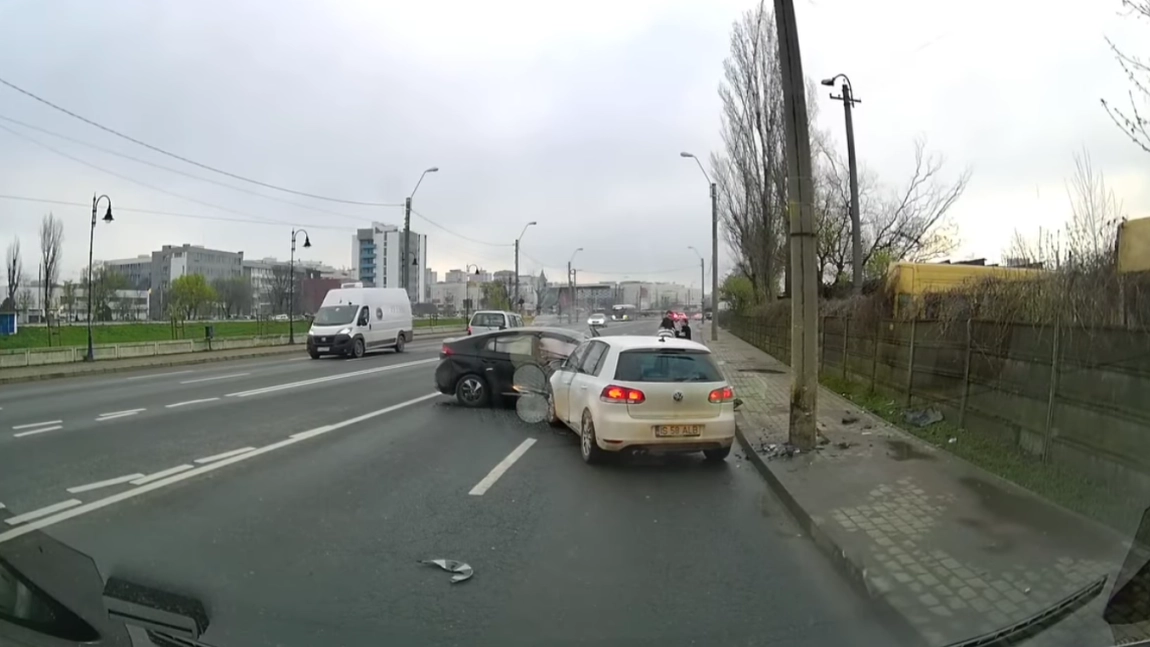 Accident rutier în Tudor Vladimirescu. Iată momentul coliziunii dintre cele două mașini - UPDATE