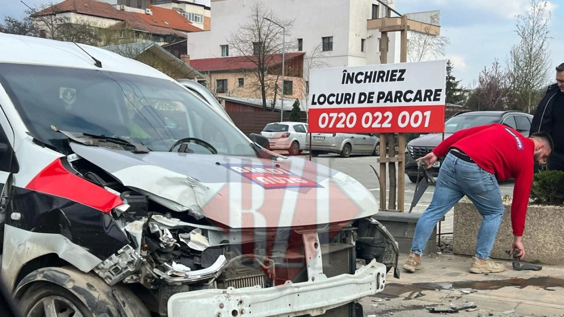 Accident rutier pe șoseaua Tudor Neculai. Un șofer a intrat cu autoturismul în fațada unui bloc de locuințe - EXCLUSIV