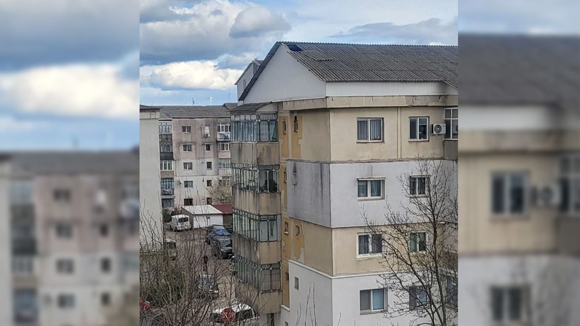 Pericol pe strada Eminescu din Pașcani! Pompierii intervin la un bloc cu acoperiș deteriorat
