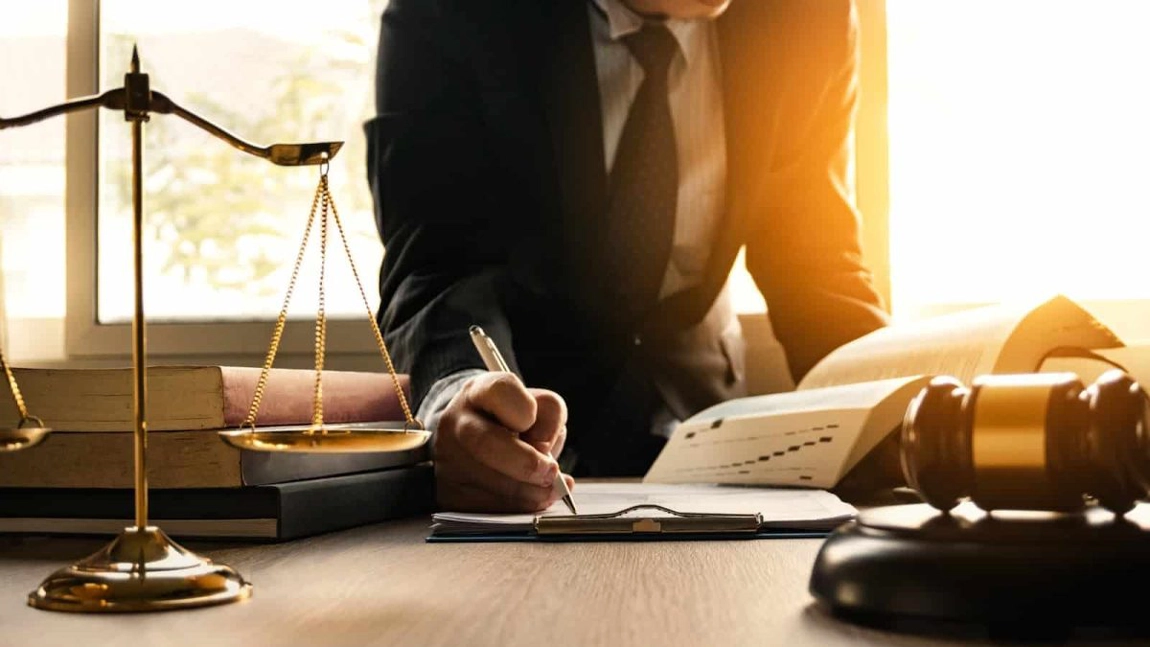 Inteligența Artificială influențează profesia de avocat! Se vor căuta mai mulți specialiști în drept
