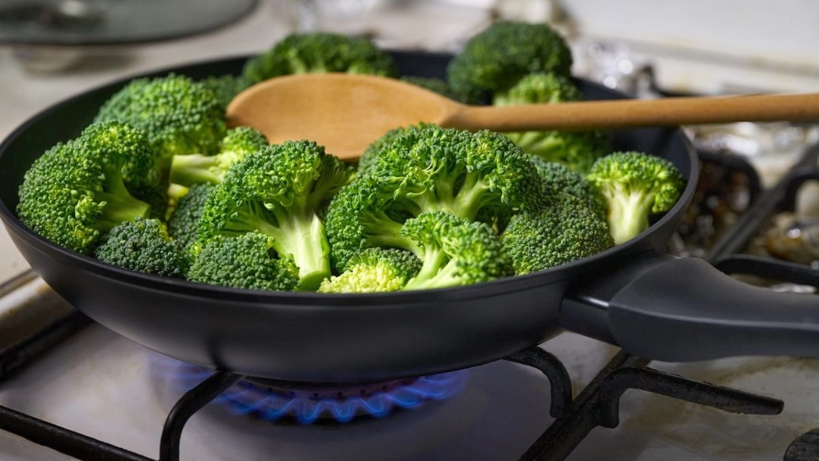 Broccoli sote la tigaie cu unt, lămâie și usturoi. O rețetă perfectă pentru o garnitură sănătoasă și delicioasă