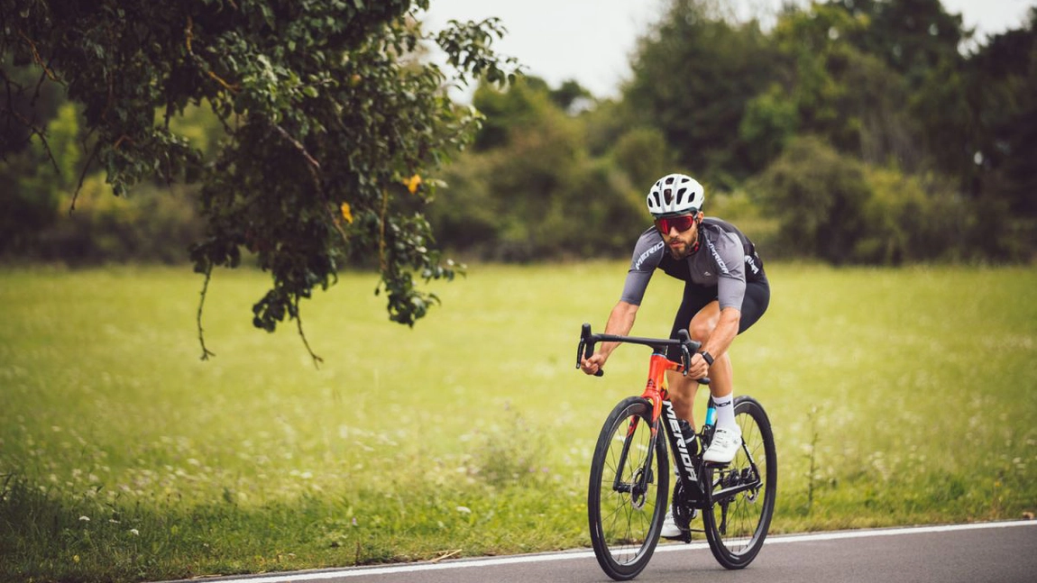 Tricouri și jachete de ciclism pentru zilele călduroase: ce modele alegi pentru confort maxim?