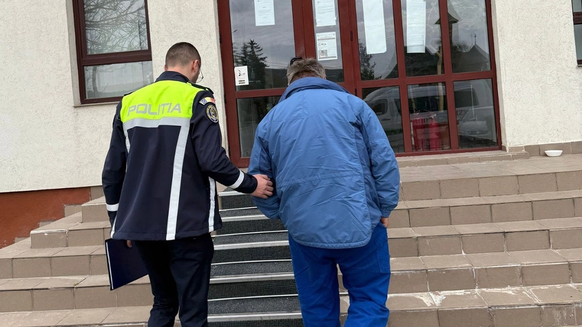 Un bărbat a fost plasat sub control judiciar, după ce a lovit cu picioarele un câine