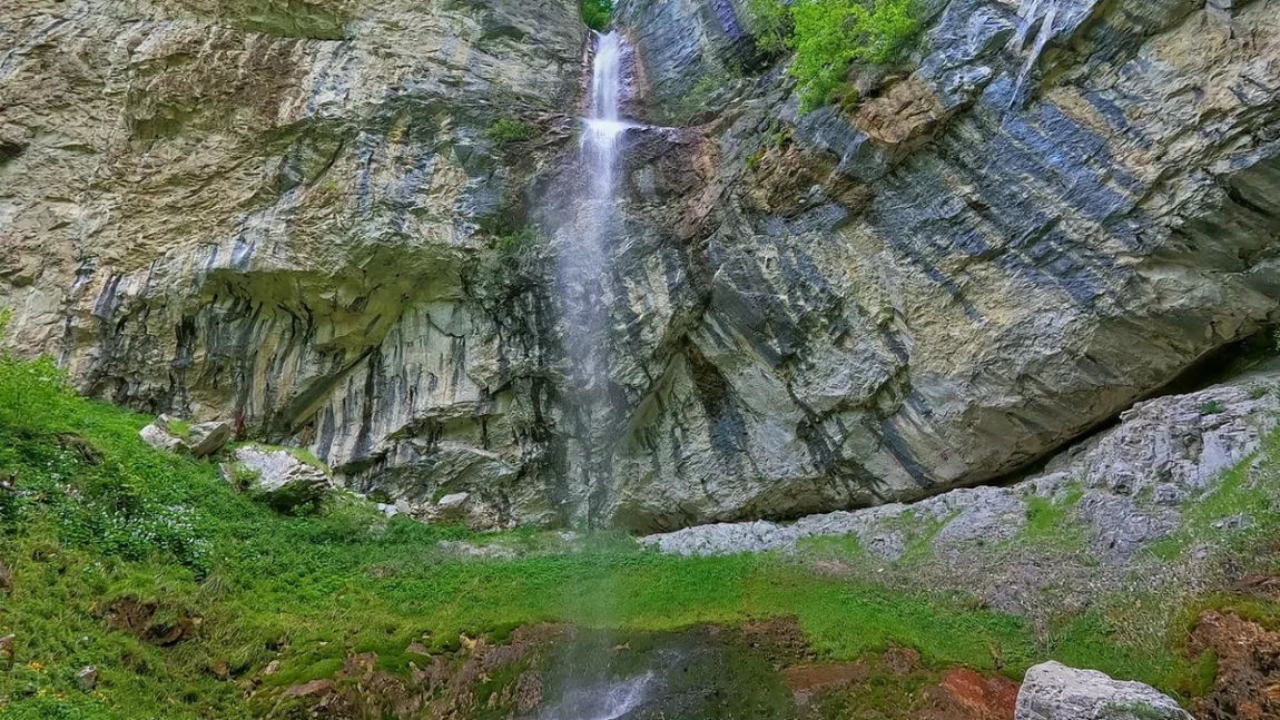 Cascada Vânturătoarea, diamantul din Munții Cernei. Cum să ajungi la cea mai spectaculoasă cădere de apă din România