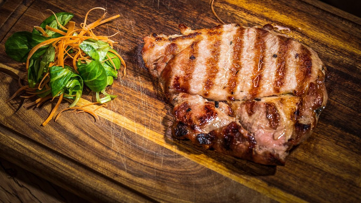 Câte calorii are ceafa de porc? Iată cum o poți consuma fără griji