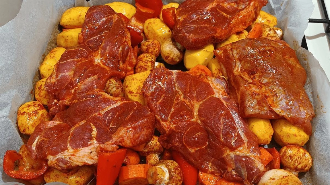 Rețeta pentru ceafă de porc la cuptor cu cartofi – Un preparat ideal pentru o masă copioasă alături de familie
