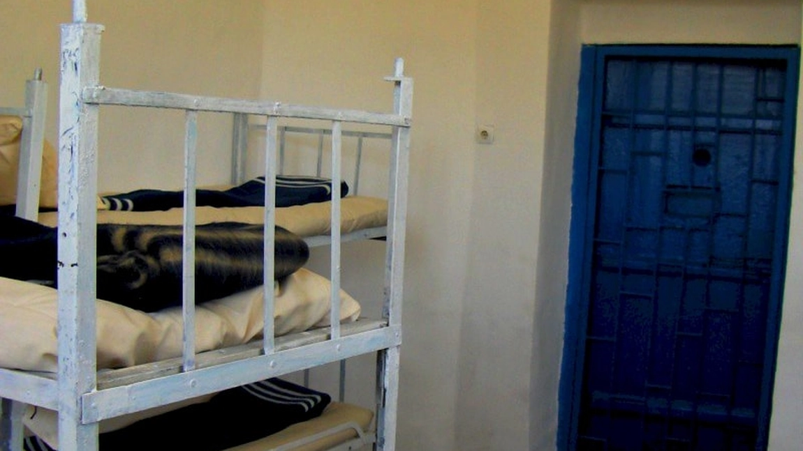Un deținut din Penitenciarul Iași se automutilează cu lama, de fiecare dată când dă de probleme: „Mă tai pentru a mă apăra”