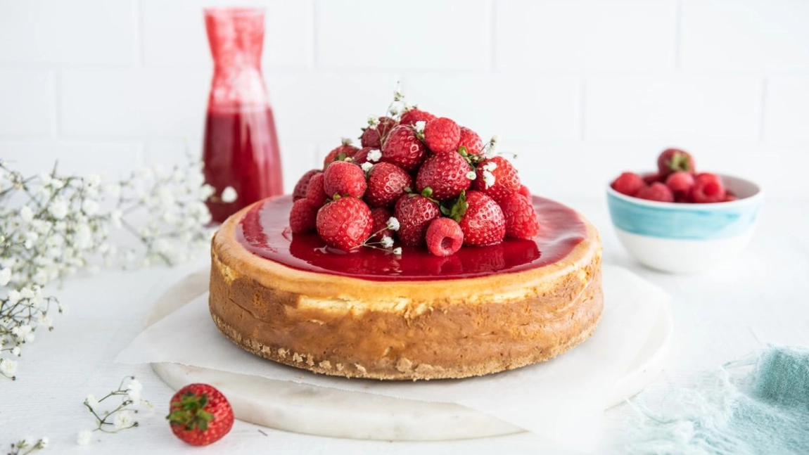 Cheesecake copt, deliciul perfect. Două rețete inedite pentru desertul tău preferat