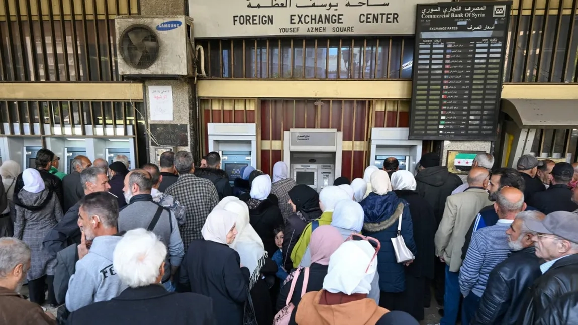 Haos la bancomate în Siria! Bătrâni, funcționari și bolnavi zac ore întregi pentru echivalentul a 20 de dolari