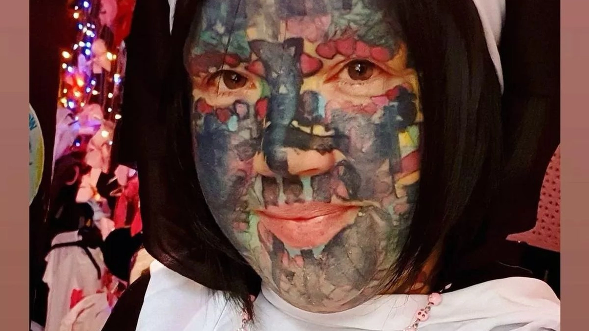 A fost data afară din biserică iar motivul este uluitor! Nu este vorba de tatuajele extreme!