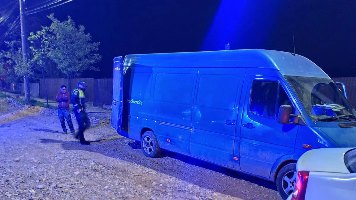 Doi frați din Iași au fost prinși de polițiști, în timp ce furau piatra de pe șantierul de asfaltare a bulevardului Poitiers