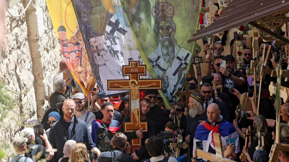Mii de pelerini s-au alăturat procesiunii anuale a Drumului Crucii în oraşul vechi din Ierusalim