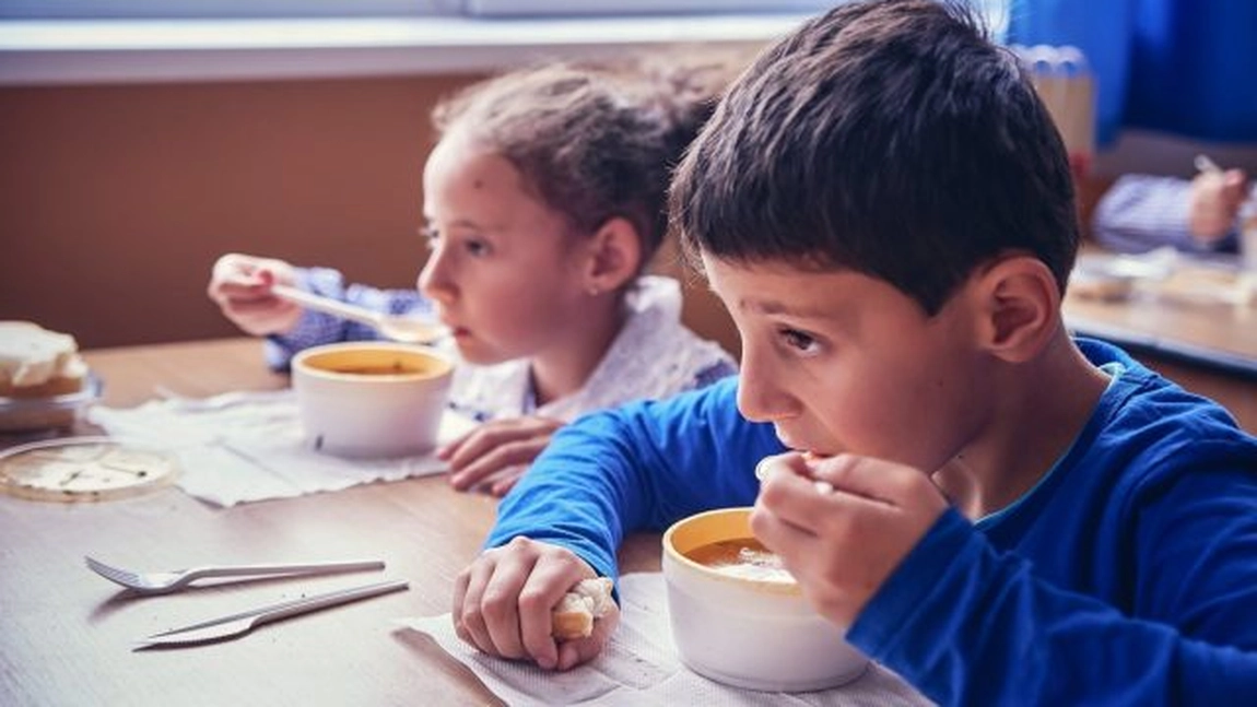 Ce firmă va livra mâncarea elevilor din comuna Holboca! Contractul pentru serviciile de catering depășește 1,15 milioane de lei