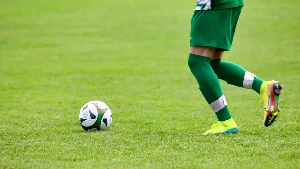 Lumea sportului este în stare de șoc! Un fotbalist a murit pe teren, sub ochii tuturor: „Va rămâne mereu în inimile noastre”