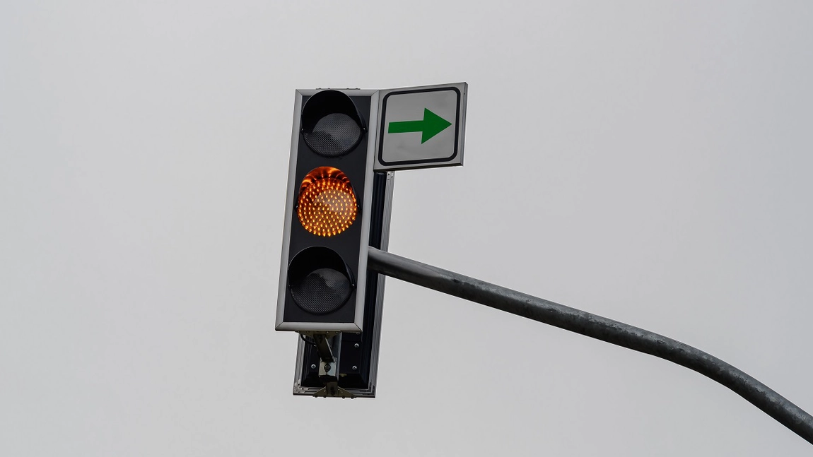 Semnalul galben intermitent în 2025! Greșelile care pot duce la pierderea permisului auto
