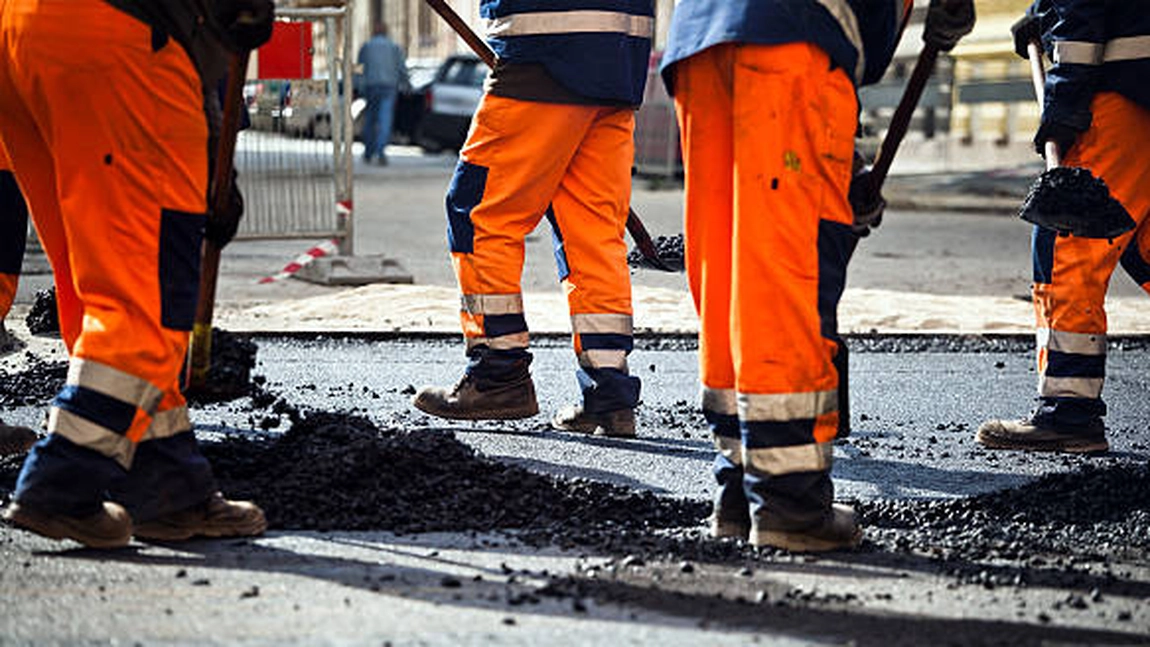 Constructori mari vor să pună mâna pe contractul de modernizare a drumurilor dintr-o comună din Iași! Proiectul depășește 1,3 milioane de euro