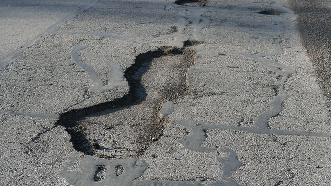 ApaVital vrea să repare găurile din asfalt apărute în urma intervențiilor la canalizare! Compania plătește 510.000 de euro pentru lucrările din municipiul Iași