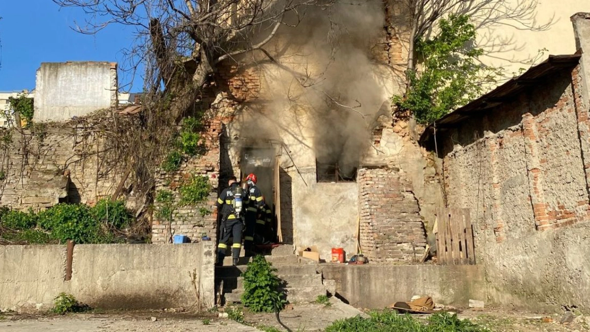 Incendiu în municipiul Iași! Ard deșeuri dintr-o magazie în curtea Băii Comunale - UPDATE