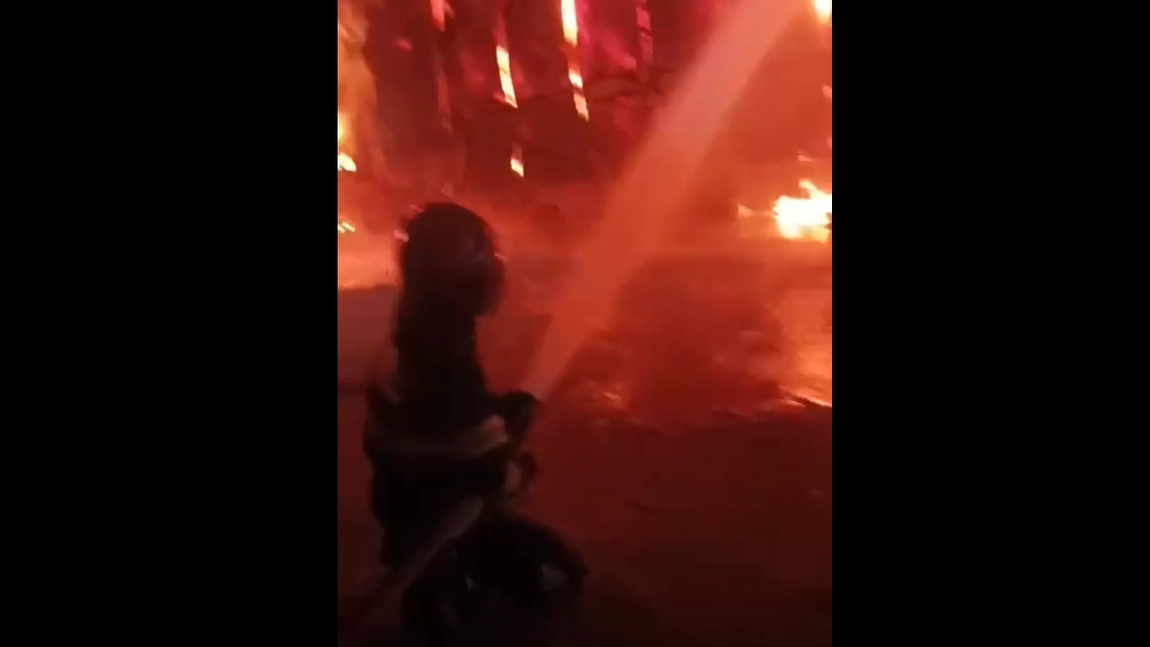 Incendiu la o casă din comuna Ion Neculce. Flăcările au făcut prăpăd pe sute de metri