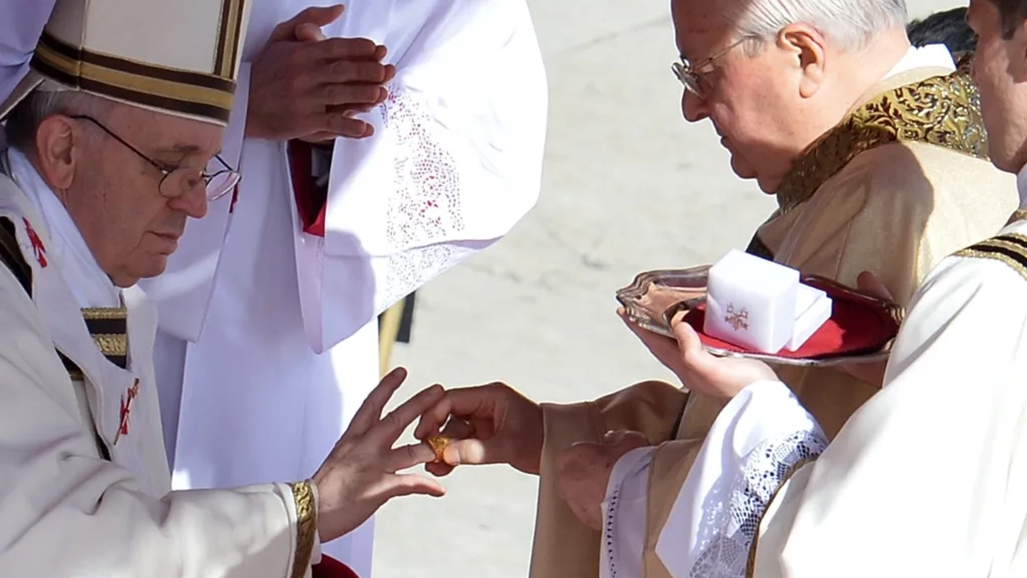 Sfârșitul unui simbol sacru. „Inelul Pescarului” al Papei Francisc, pregătit pentru distrugere după 12 ani de istorie