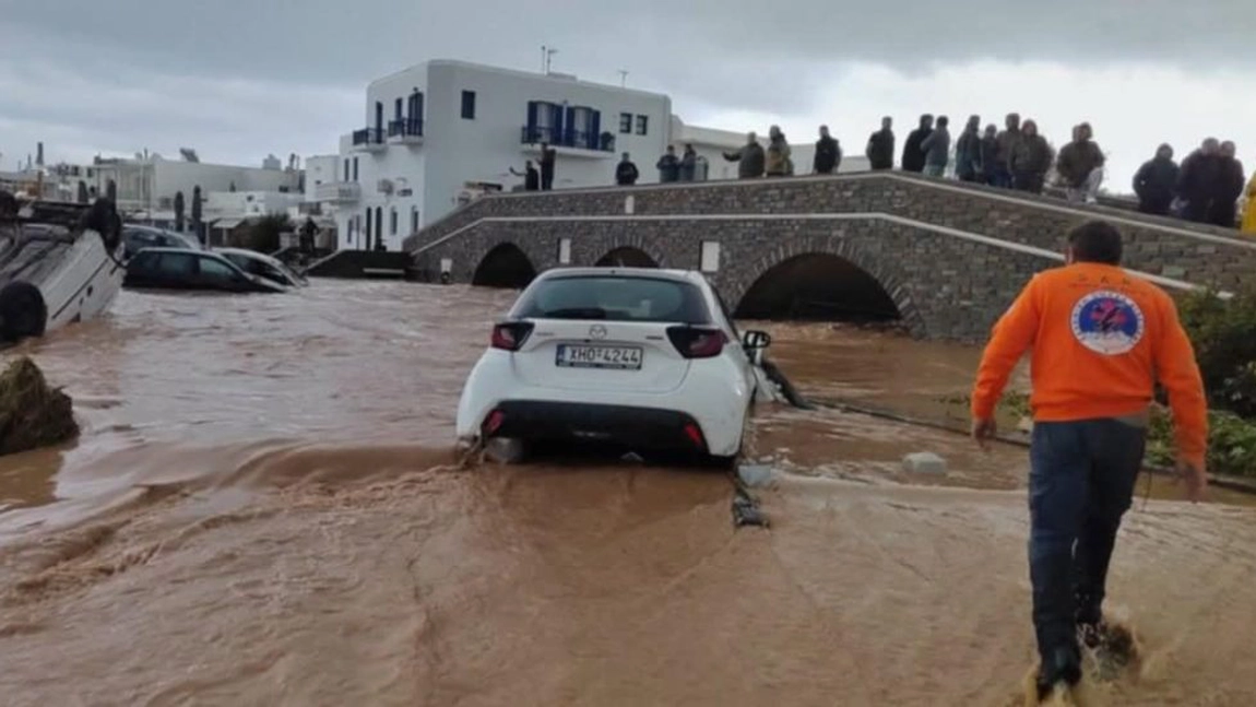 Furtună devastatoare în insulele grecești! Străzi transformate în râuri, școli închise și restricții de circulație