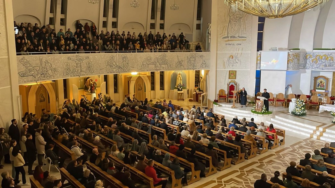 Noaptea de Înviere în Biserica Catolică. Sute de credincioși catolici participă la slujbă