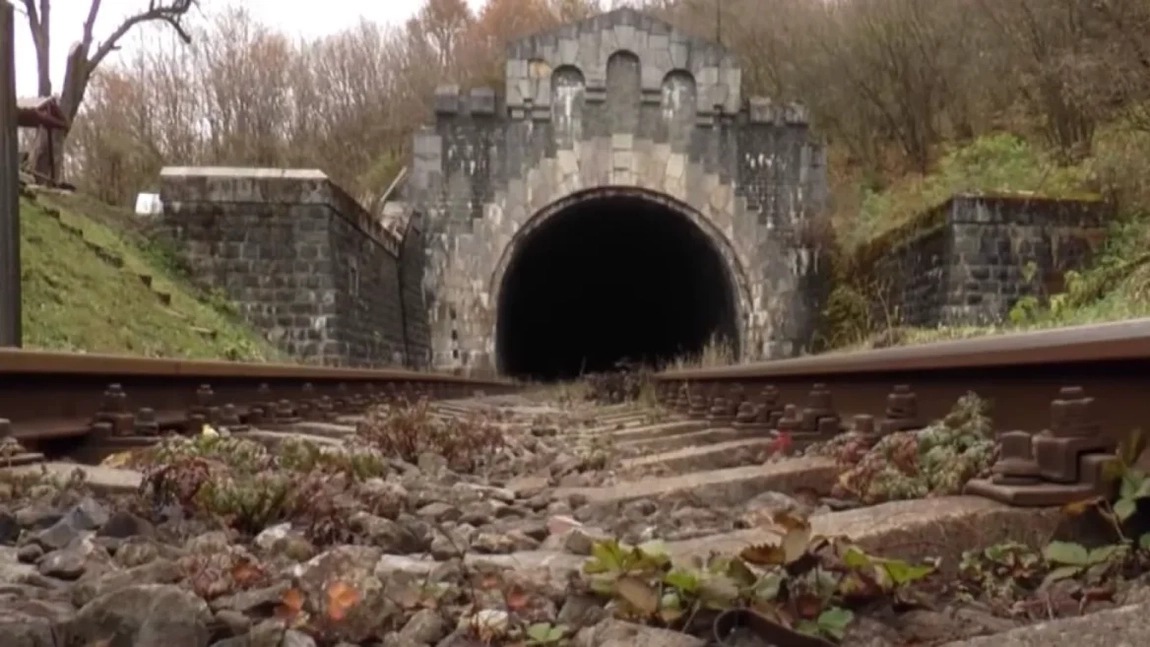 Legenda celui mai lung tunel feroviar din România! Construcția-minune are o poveste tragică