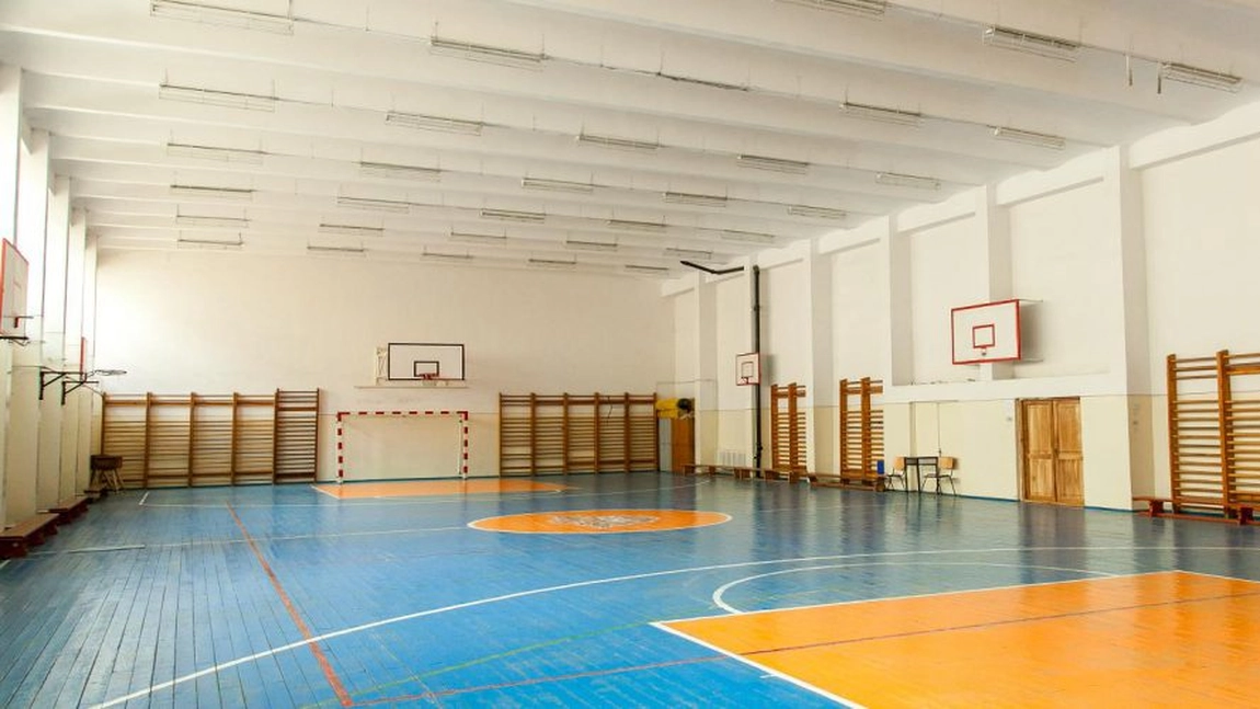 Licitația pentru construirea celor 3 săli de sport din comuna Miroslovești a atras patru oferte financiare! Cine va câștiga contractul de peste 3,4 milioane de euro