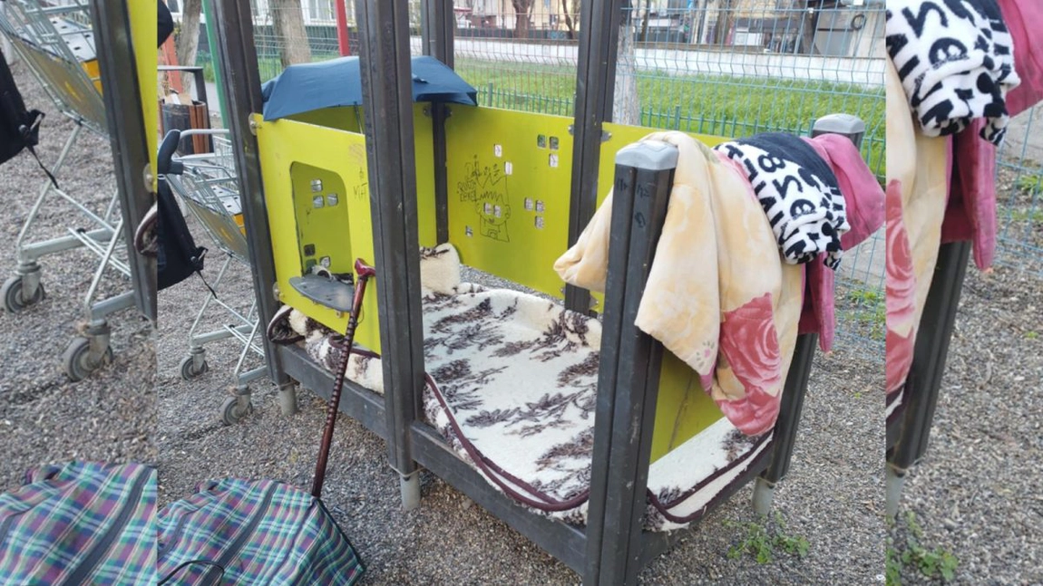 Un loc de joacă din centrul Iașului a devenit adăpost pentru oamenii străzii. Tot mai multe persoane trăiesc pe străzile din oraș