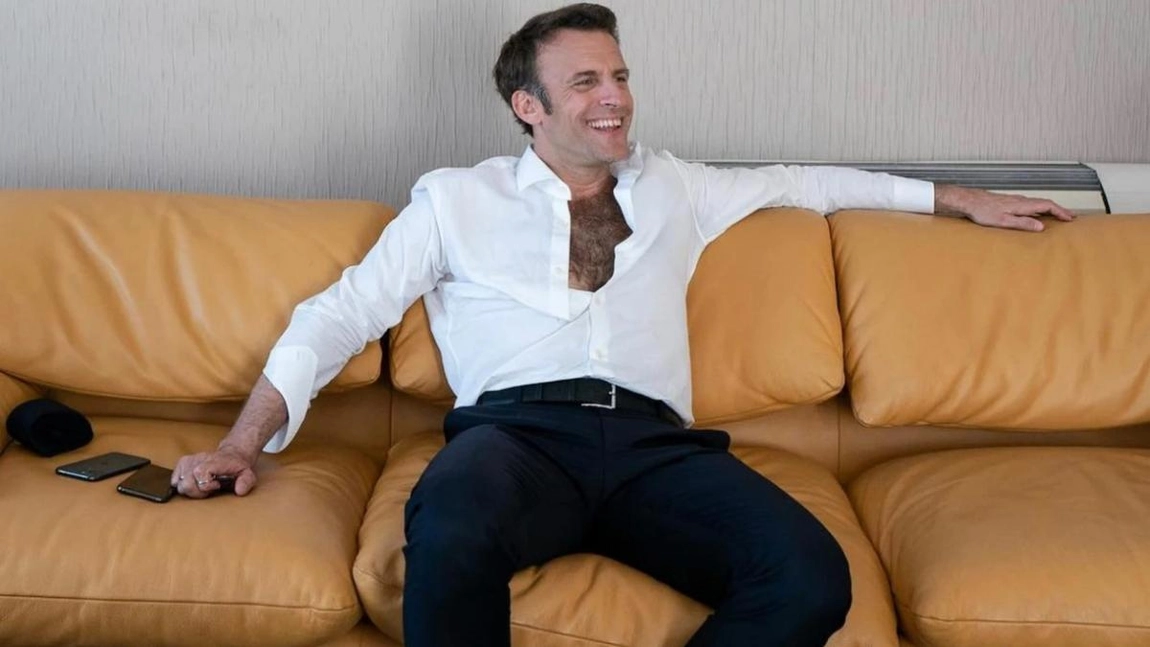 Emmanuel Macron folosește prea mult parfum! Iată ce marcă folosește președintele francez și ce părere au angajații