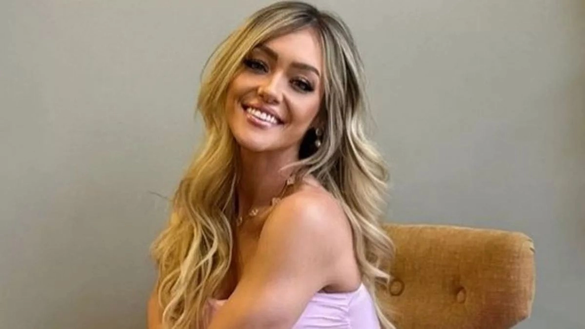 Mămica sexy s-a transformat în Barbie! Rochia are o crăpătură care pune pe jar internauții!