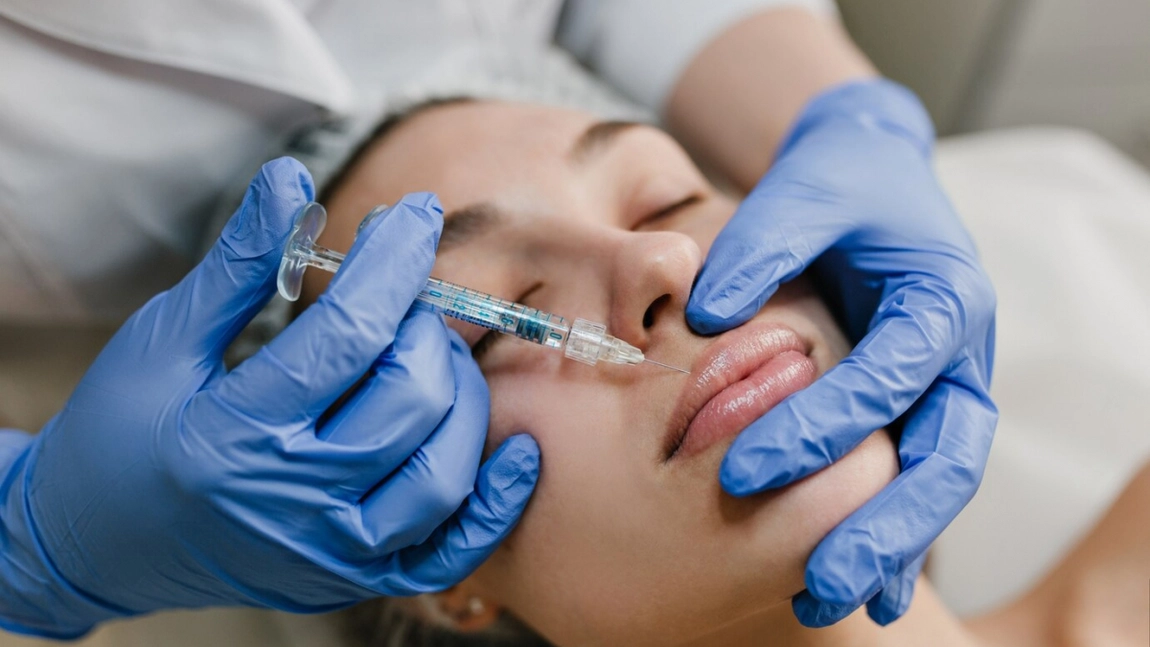 Procedura cosmetică banală care poate aduce daune extreme! Un organ vital are de suferit