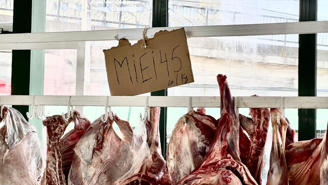 Au apărut primele probleme în piețe. DSVSA Iași a confiscat 70 de kilograme de carne de miel fără documente