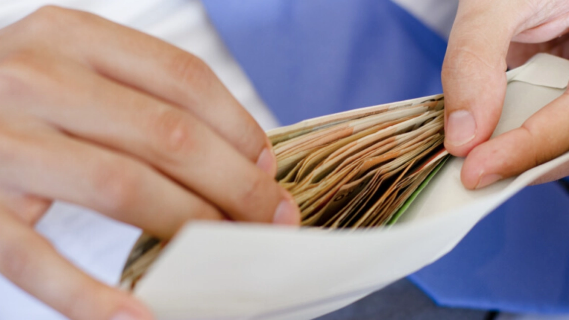 Un bărbat care a vrut să mituiască un polițist cu 1.000 de euro a fost trimis în judecată pentru dare de mită, la Iași