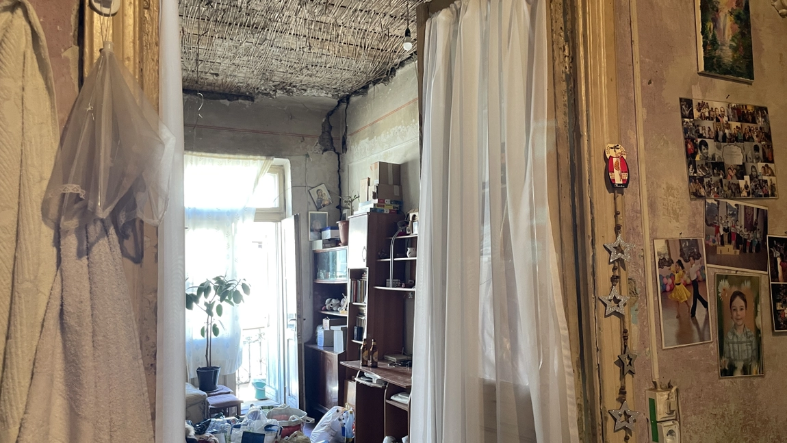 Acest apartament de pe strada Cuza Vodă stă să se dărâme, dar costă cât o vilă! Proprietatea are 2 camere și o curte interioară: „Nu am gaz, iar apă este afară”