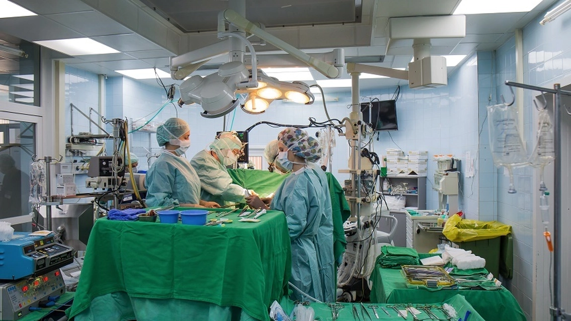 Transplant inedit la Spitalul Clinic „Dr. C. I. Parhon” Iași! Un bărbat de 39 de ani a primit câte un rinichi de la ambii părinți